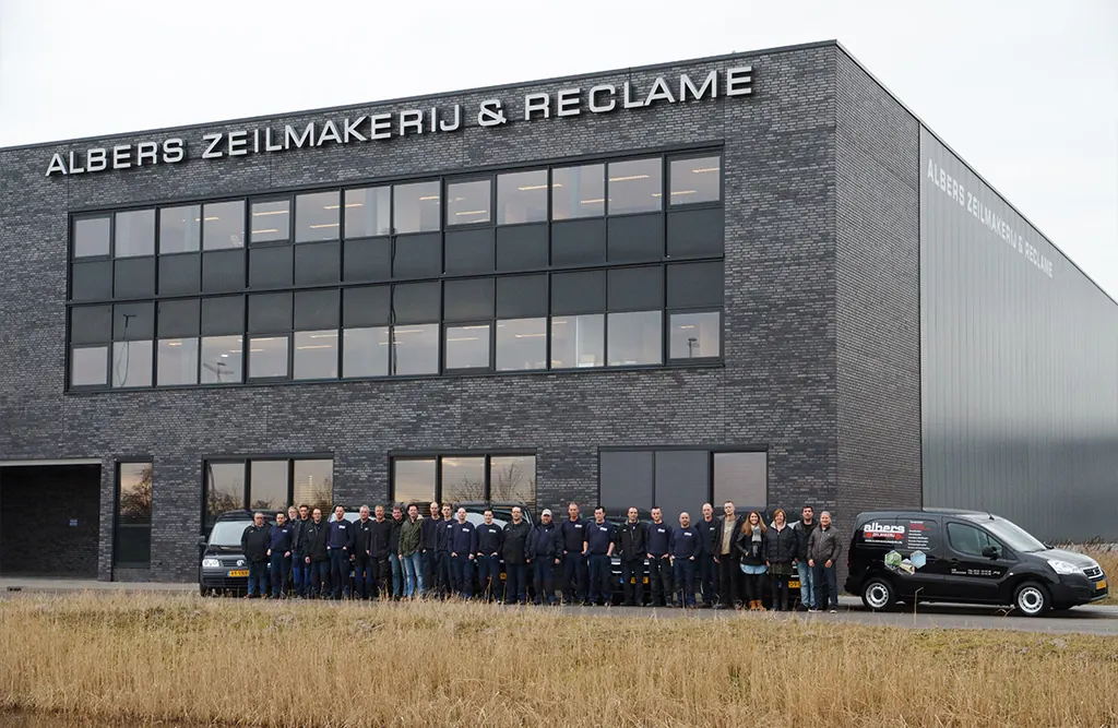 Het team van Albers Zeilmakerij voor het bedrijfspand in Ede