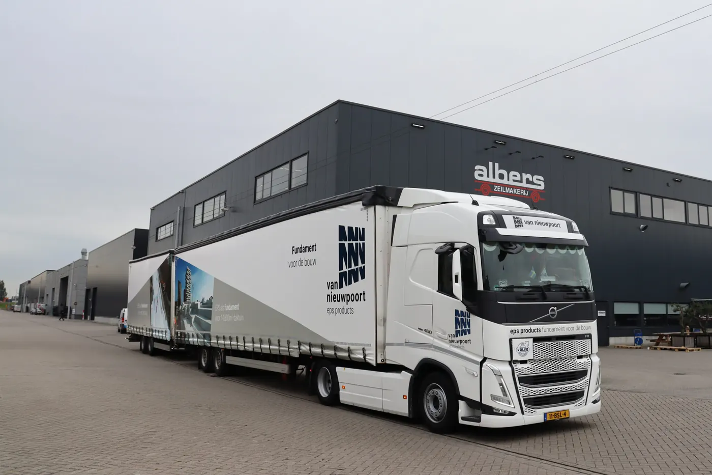 Vrachtwagen met trailerzeil van Albers Zeilmakerij