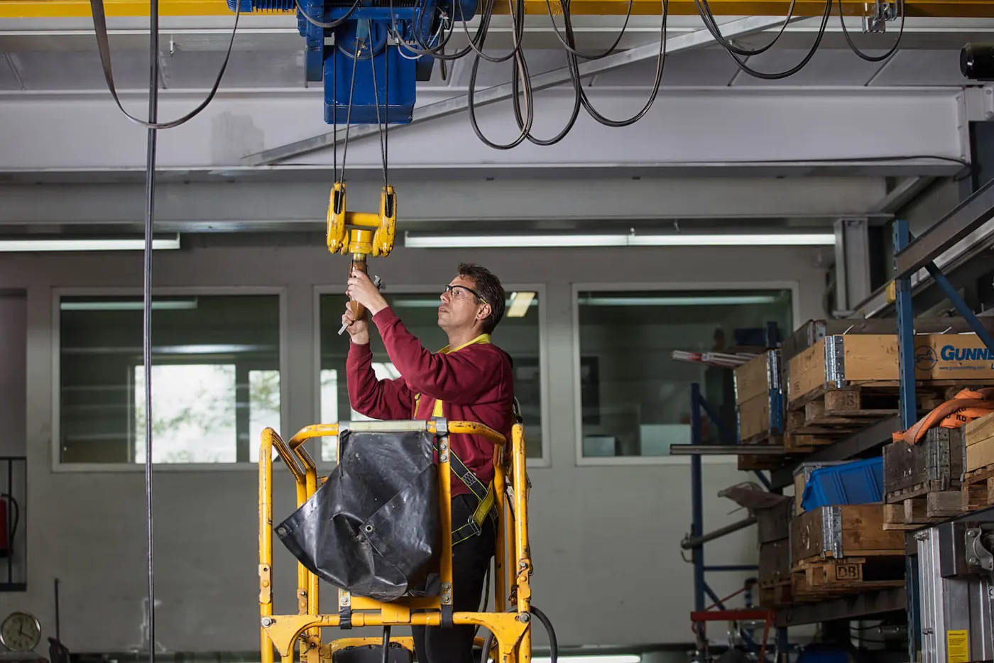 Medewerker in de werkplaats van Alise Group