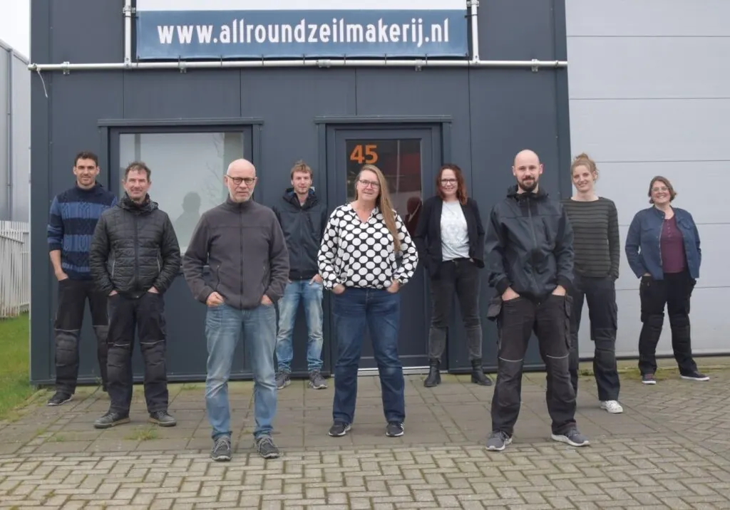 Het team van Allround Zeilmakerij voor het bedrijfspand in Zierikzee