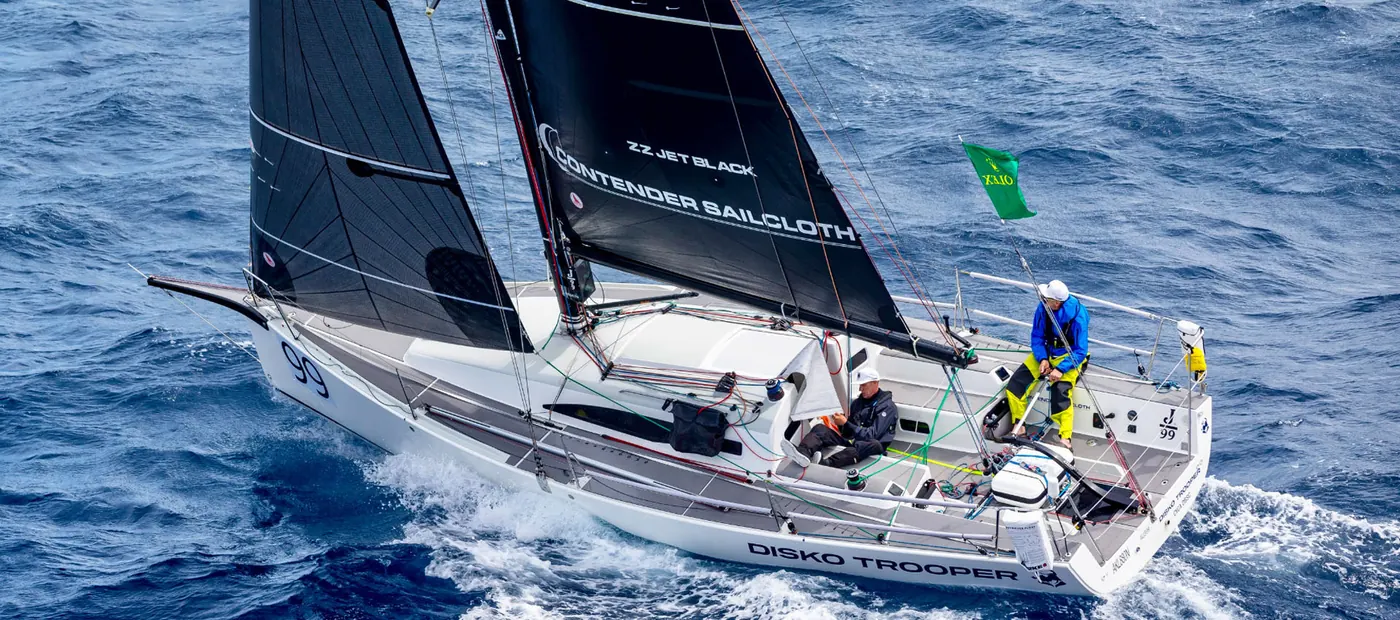 Raceboot met zeilen van Contender-doek
