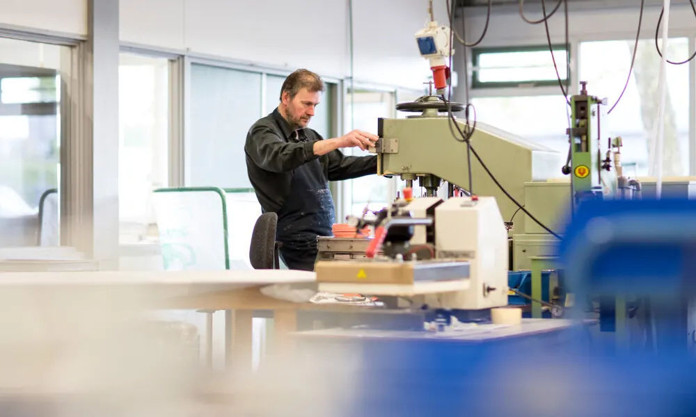 Medewerker aan het werk in de werkplaats van Coolen