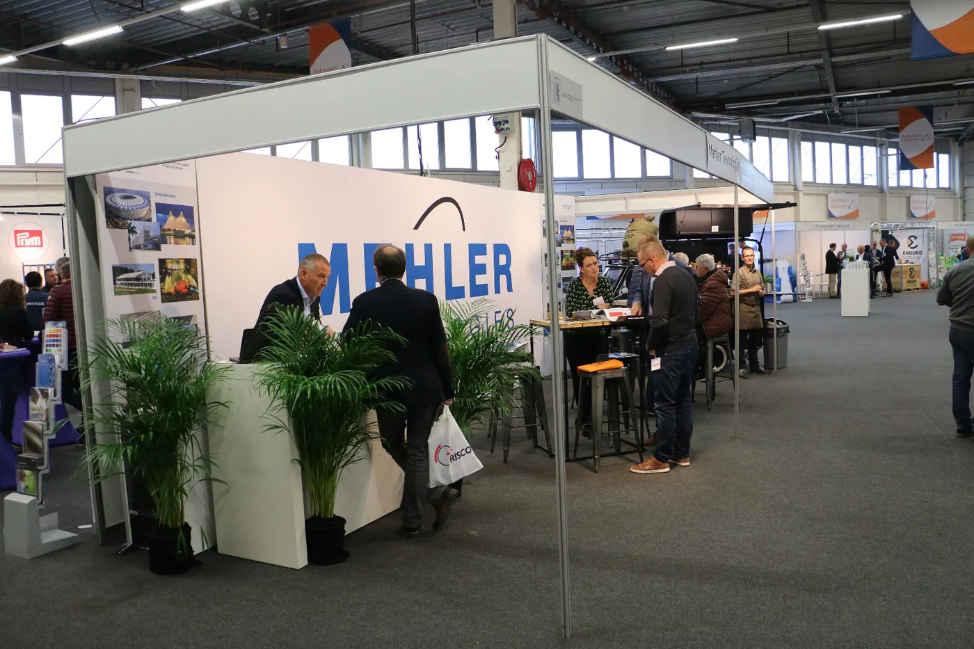 Stand met bezoekers op de Zeilmakerij Vakbeurs