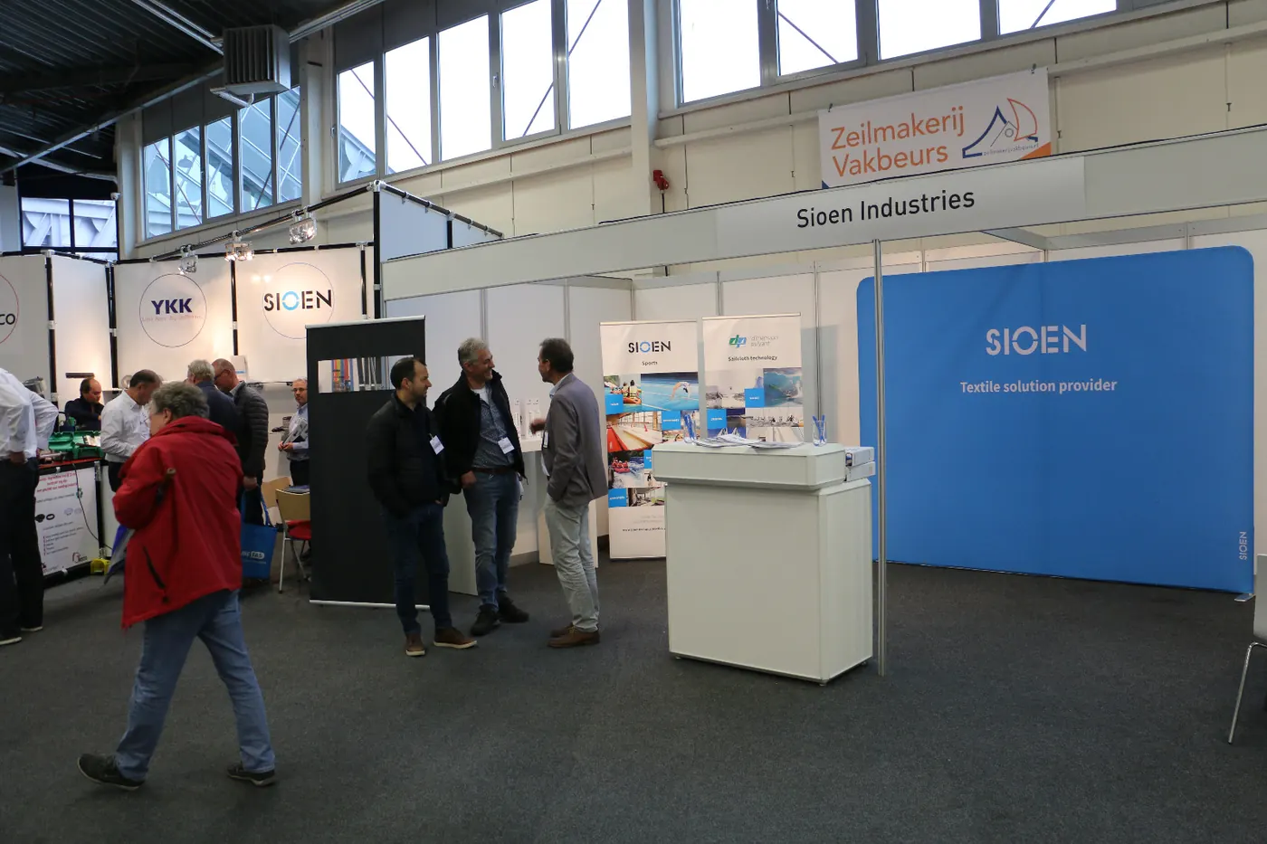 Beursvloer met stands en bezoekers