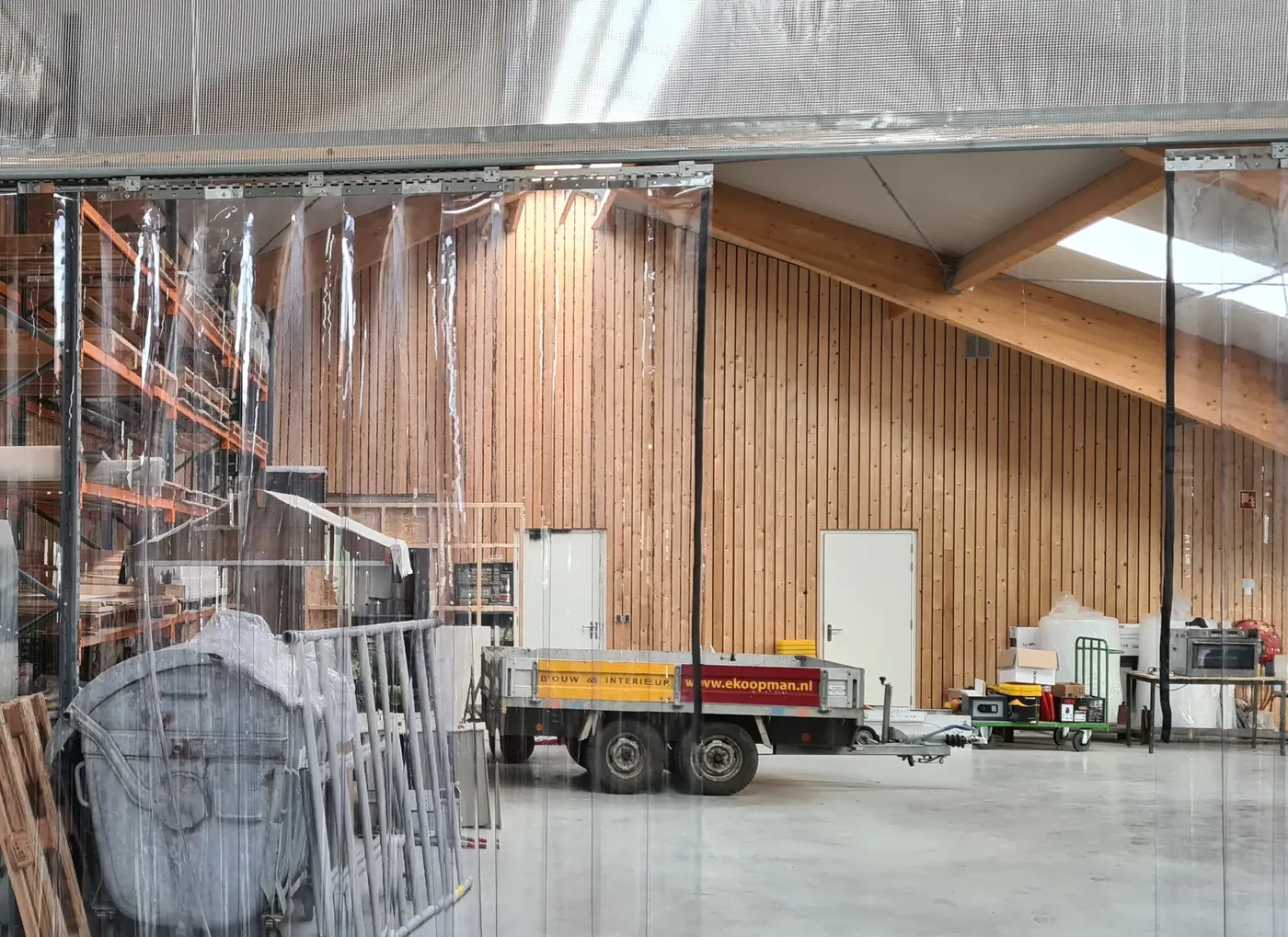 Productiehal met machines en looppaden bij Hoogeboom