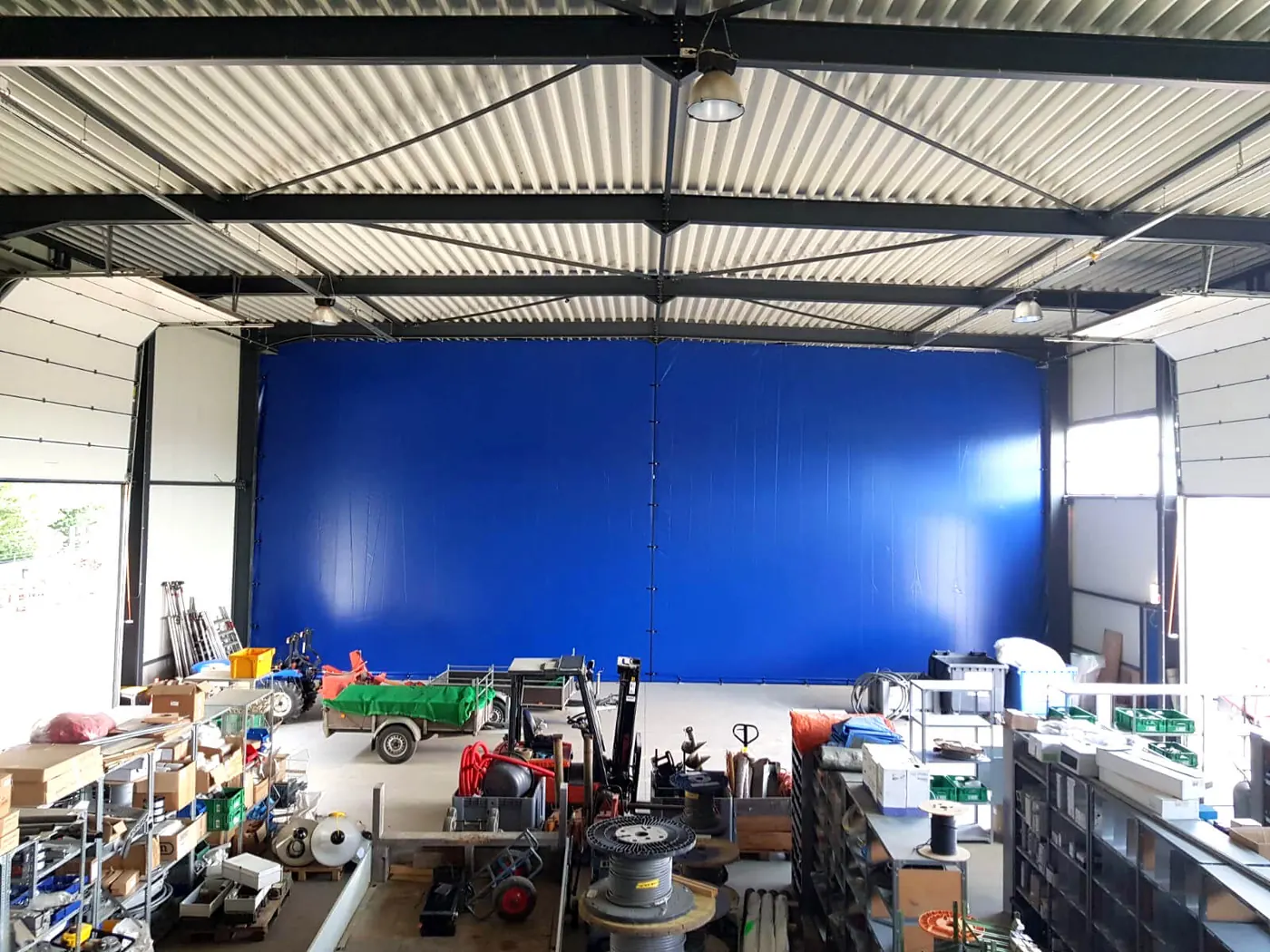 Industrieel gordijn in een fabriekshal