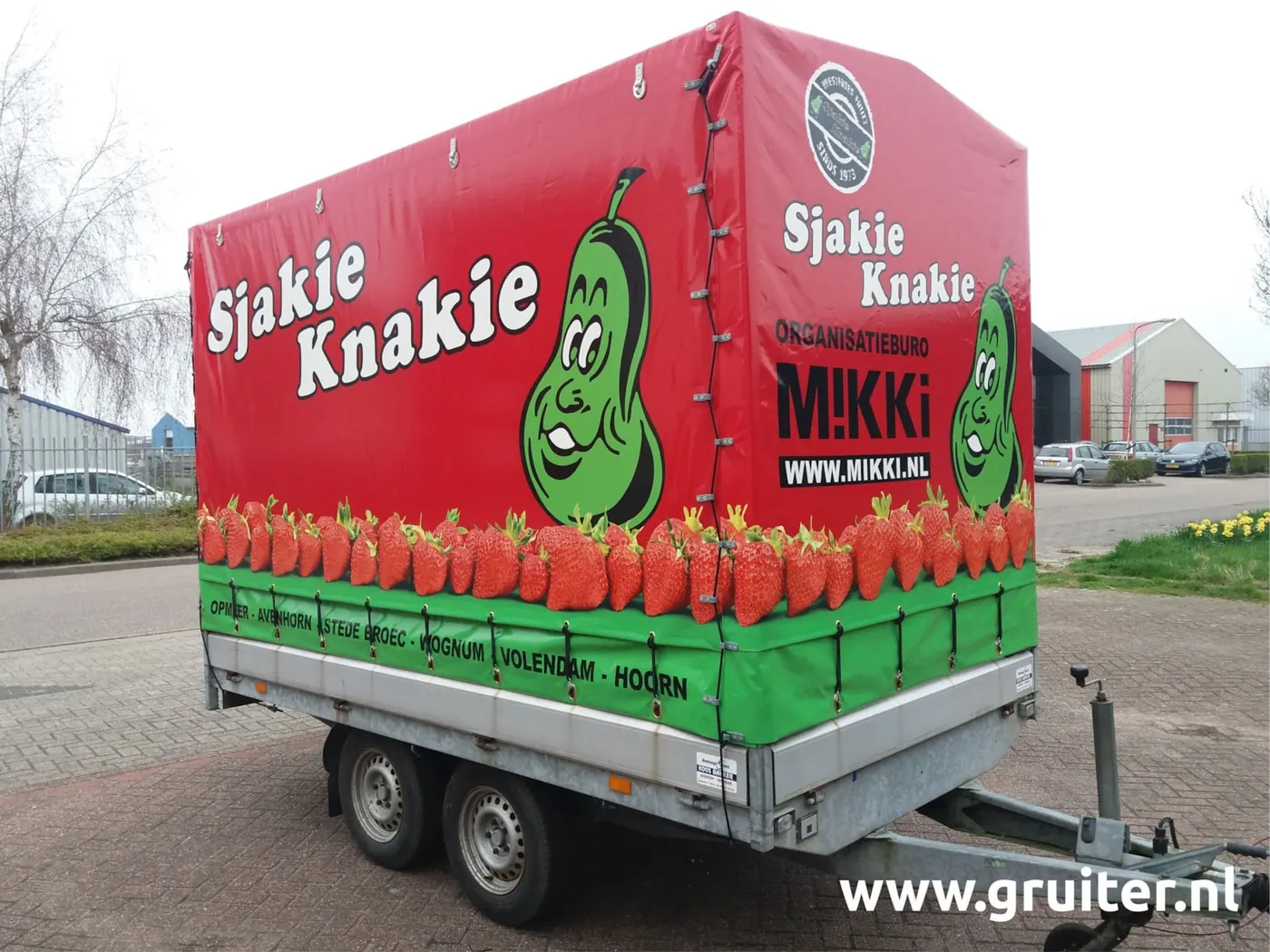 Aanhangwagen met bedrukt zeil van Van de Gruiter