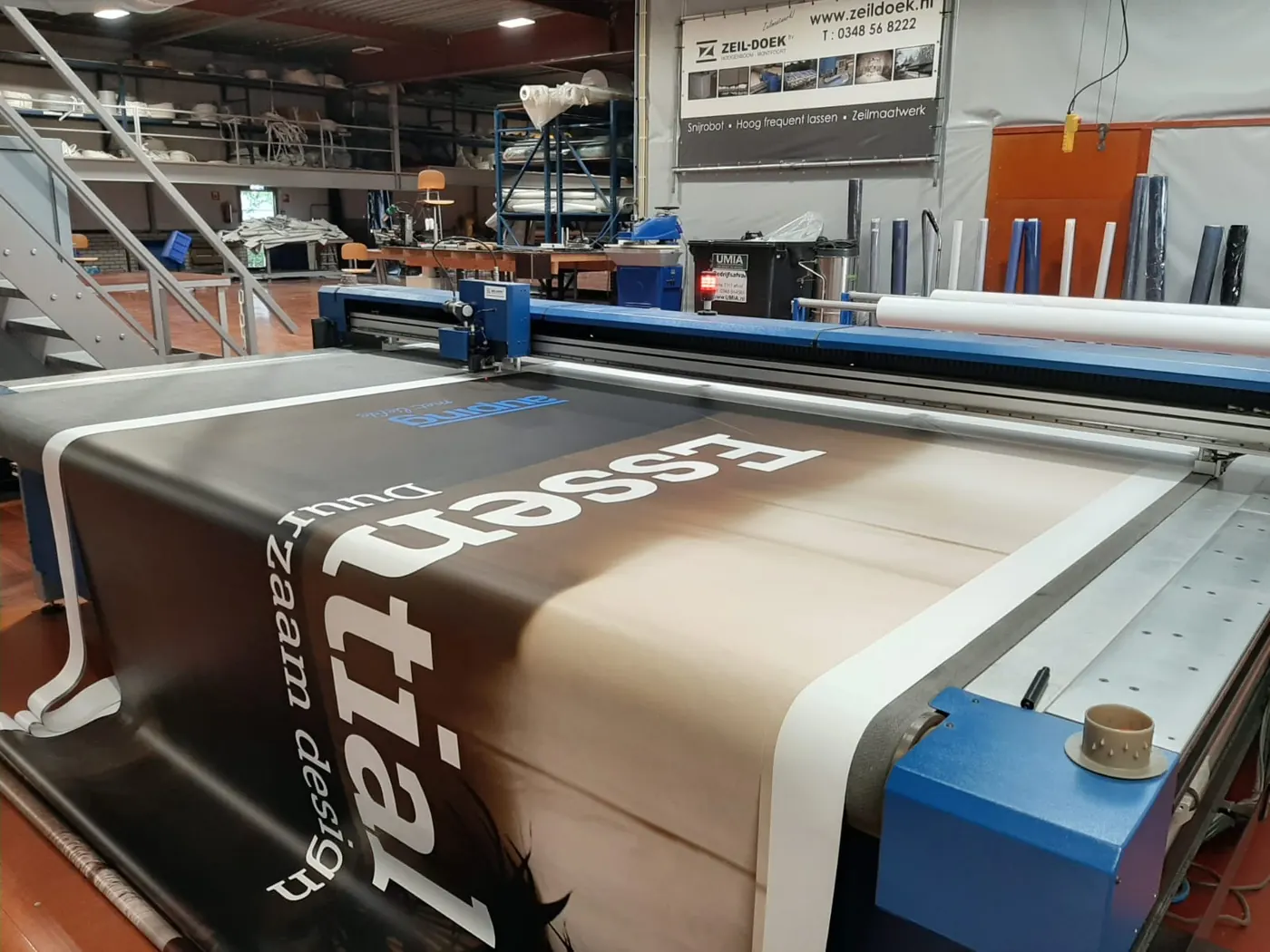 Snijplotter met doek in de werkplaats van Zeil-Doek