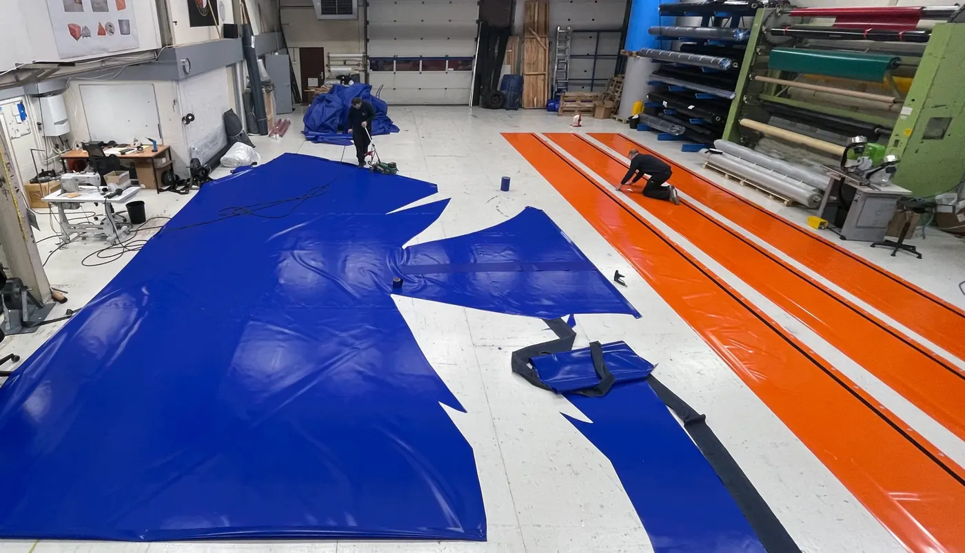 Werkplaats van Zeilmakerij Schoots met blauw PVC-doek
