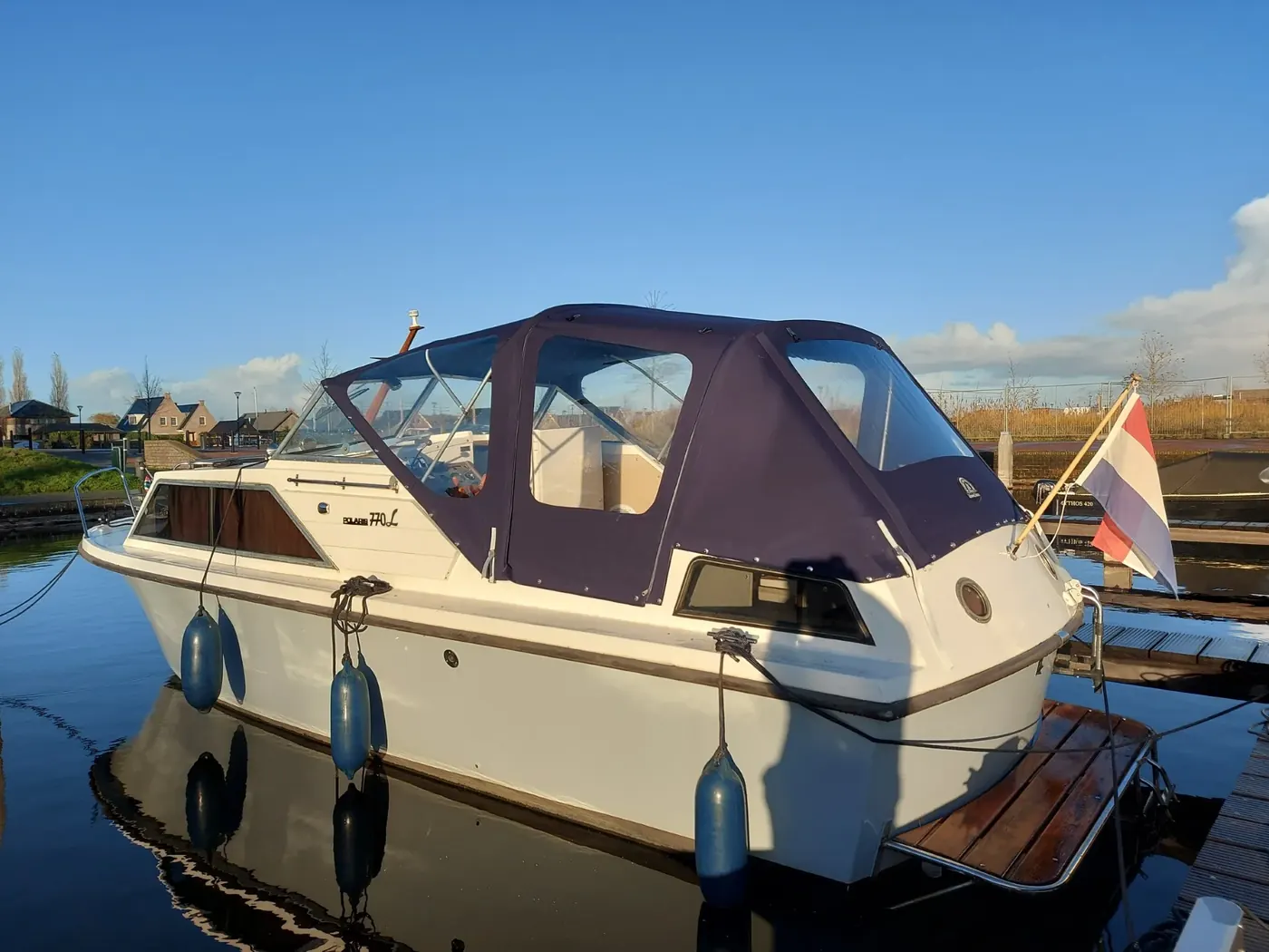 Motorboot met kap en zijwanden, gemaakt door Zeilmakerij Johanna