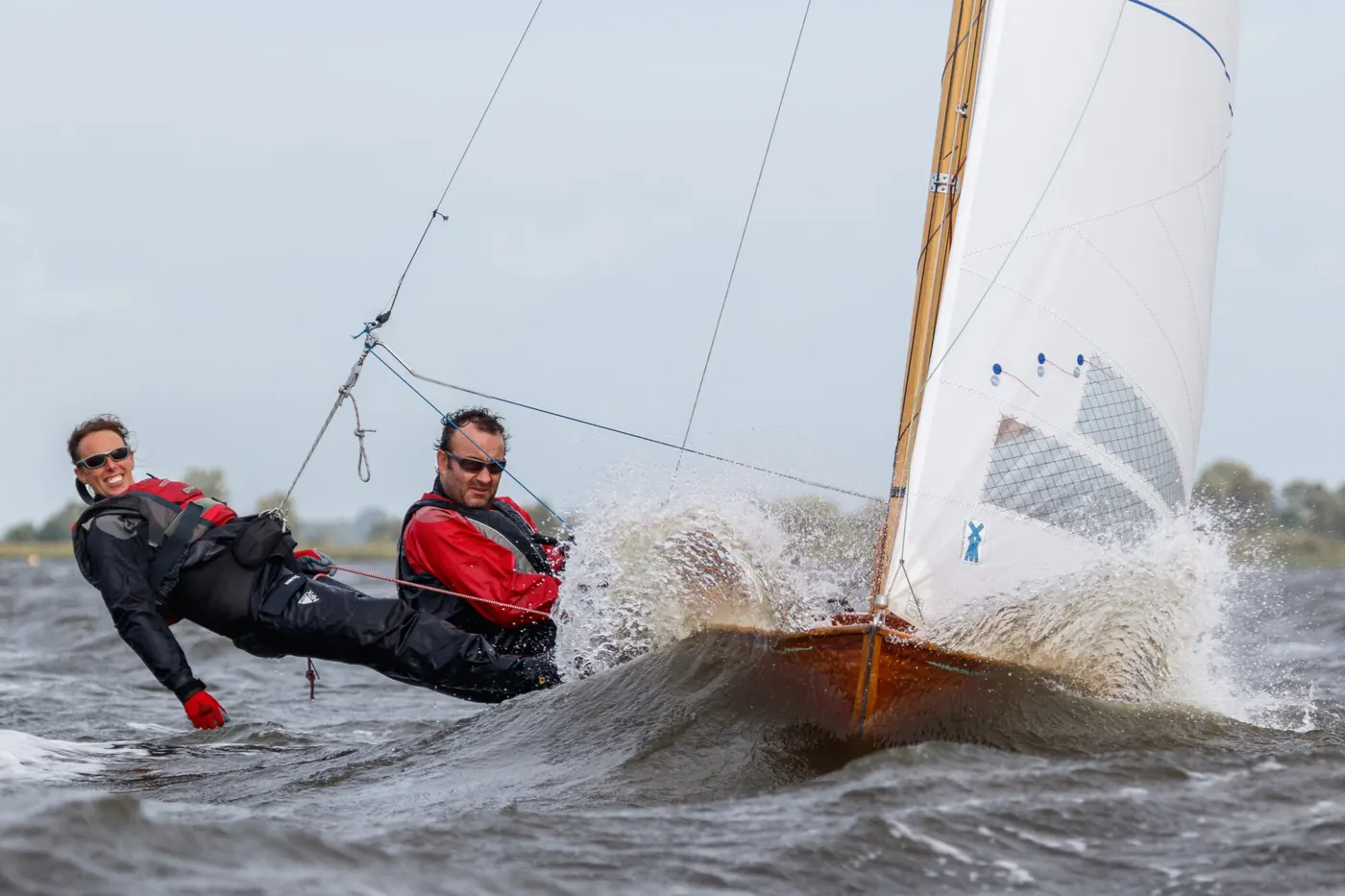Zeilboot in de wind met zeilen van Zeilmakerij Molenaar