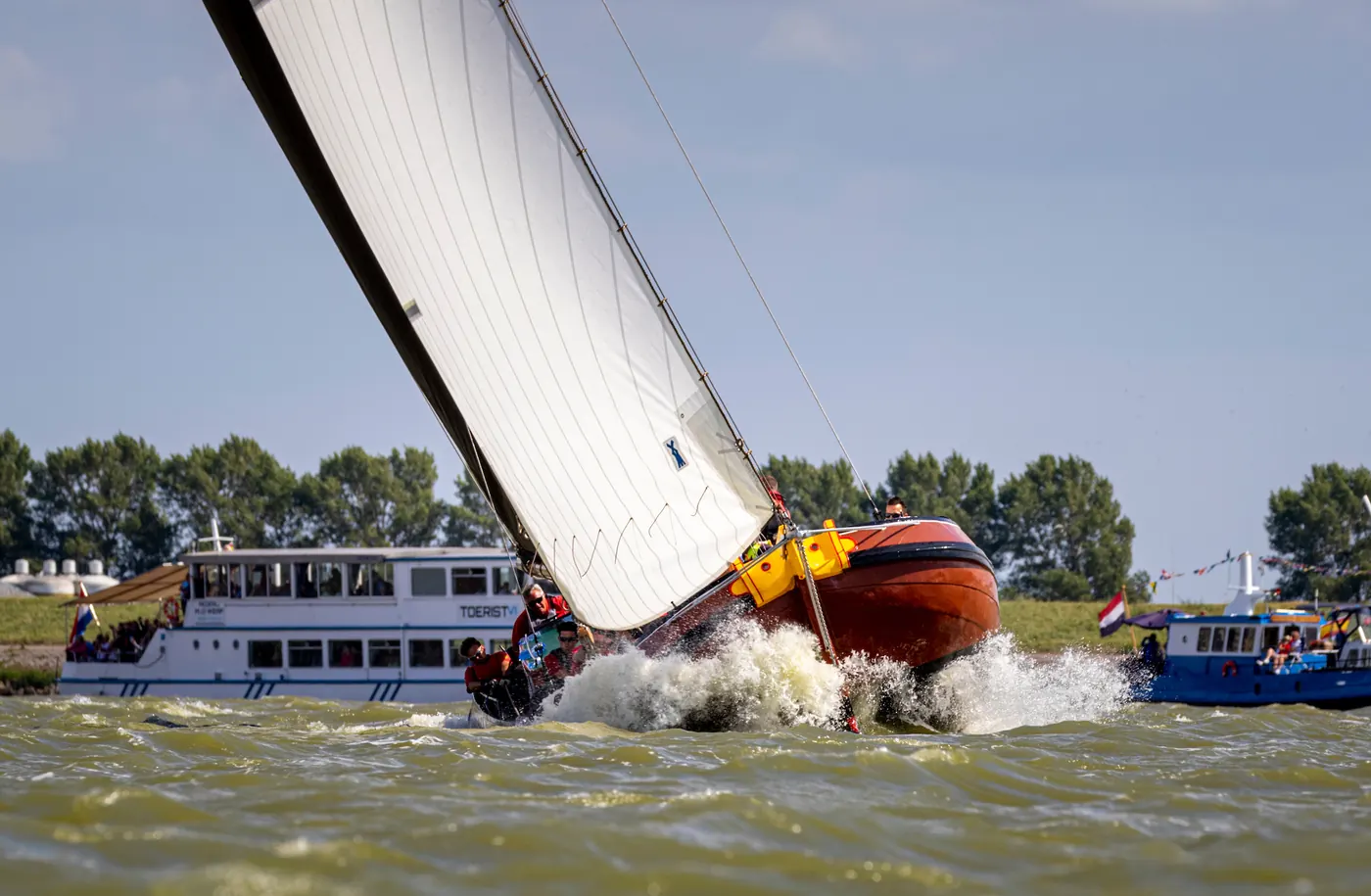 Traditionele zeilboot onder vol zeil van Zeilmakerij Molenaar