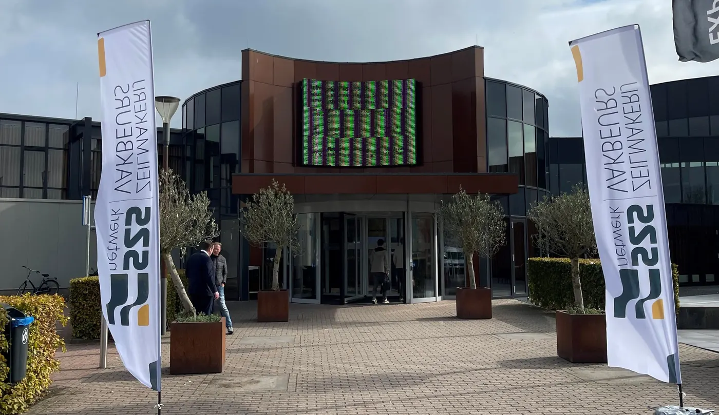 Ingang van Expo Houten met vlaggen van de Zeilmakerij Vakbeurs