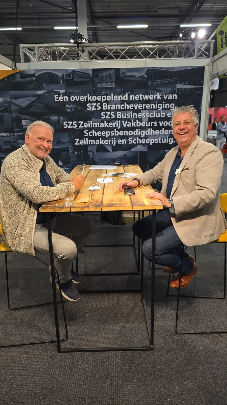 Gesprek aan tafel in de SZS-lounge